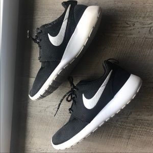 Nike women roshe one sneaker